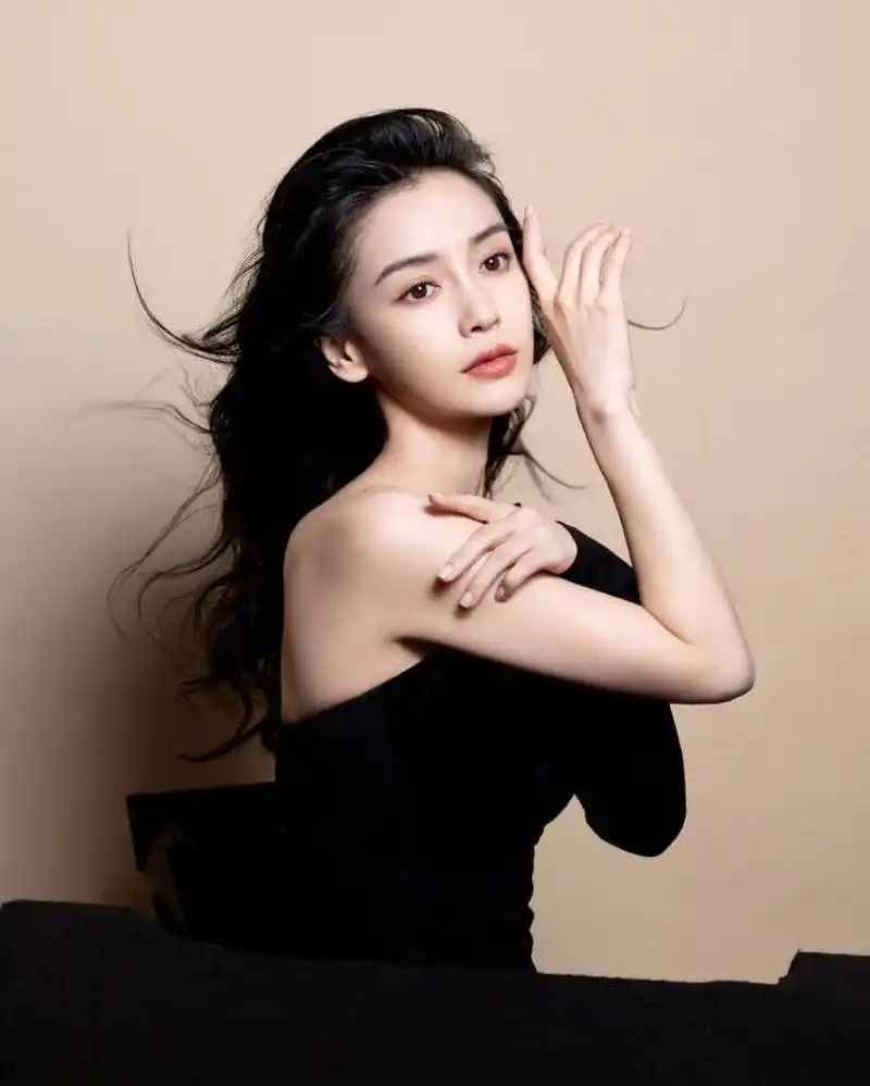 angelababy甜美花絮照曝光 小秀香肩锁骨线条好绝 angelababy的一组