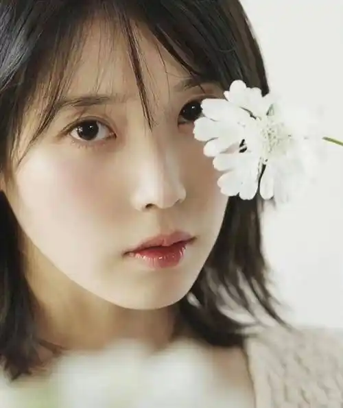 iu李知恩和高清怼的脸新照片,30岁的美丽女人,精致美丽到指尖和头发