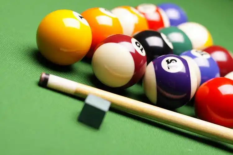 台球桌上的台球