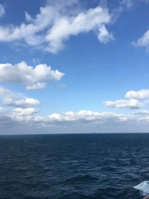 天空微露淡蓝的晴