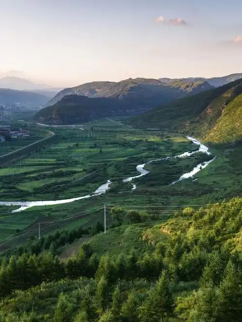 整个盆地的中部构成是汾河及其支流堆积而成的广阔冲积平原.