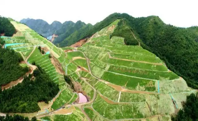 7亿元 昔日废弃矿山修复变成今朝绿水青山