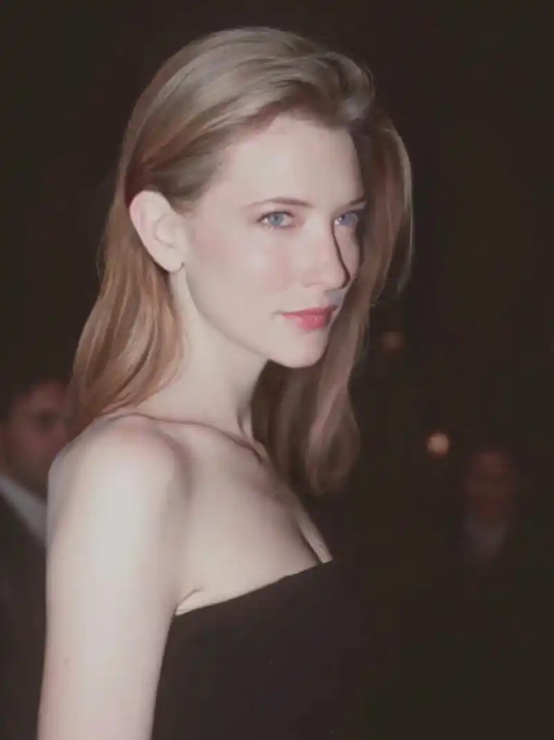 1998凯特饰演了伊丽莎白一世,凯特完美演绎了伊丽莎白从少女到权倾