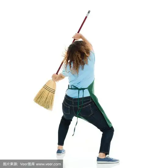 看门人用扫帚打架