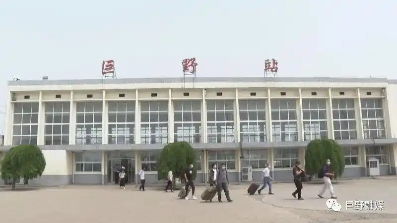 从今天起巨野县火车站全面推行电子客票旅客可以一证在手全国任您游