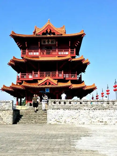 披云楼,楼高三层,当时是作为了望台而建造的,它由披云楼和炮台两部分