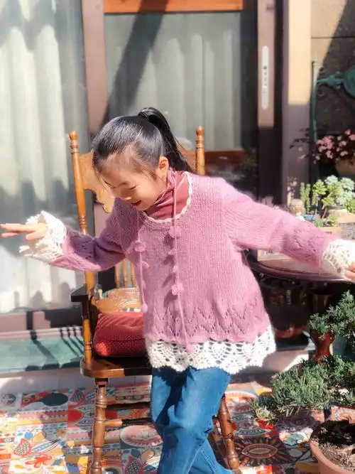 钩花底边甜美女童粉色套头毛衣