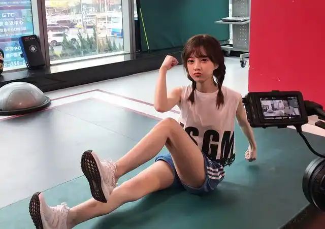 陈一发冯提莫齐发青春美照网友一句话扎心加起来几岁了