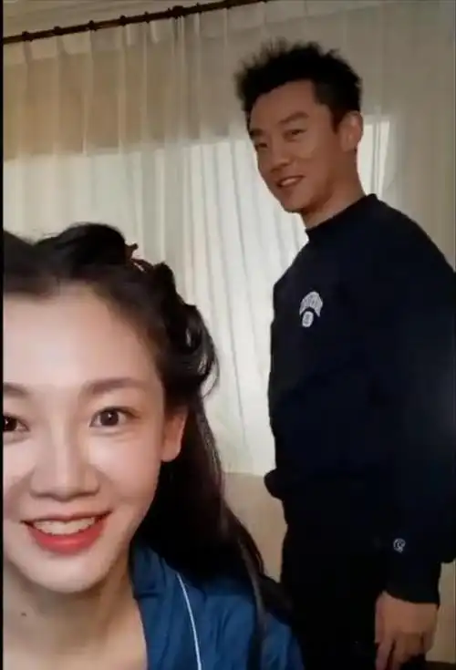 郑恺苗苗两家人吃饭三胎女宝宝意外出镜老大老二正脸都像郑恺