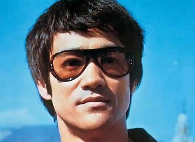 而是对已故的伟大武术家李小龙先生说的,这幅墨镜太熟悉了,李小龙有过