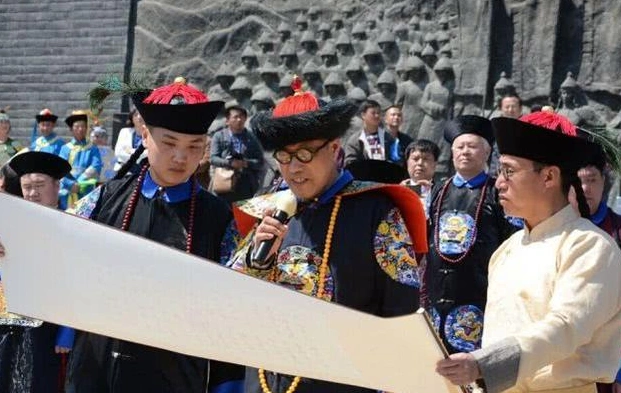 大清爱新觉罗后人,穿龙袍隆重举行祭祖大典,文武百官跪倒一片!
