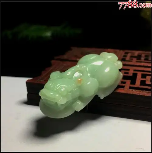 天然缅甸a货豆绿翡翠玉貔貅吊坠