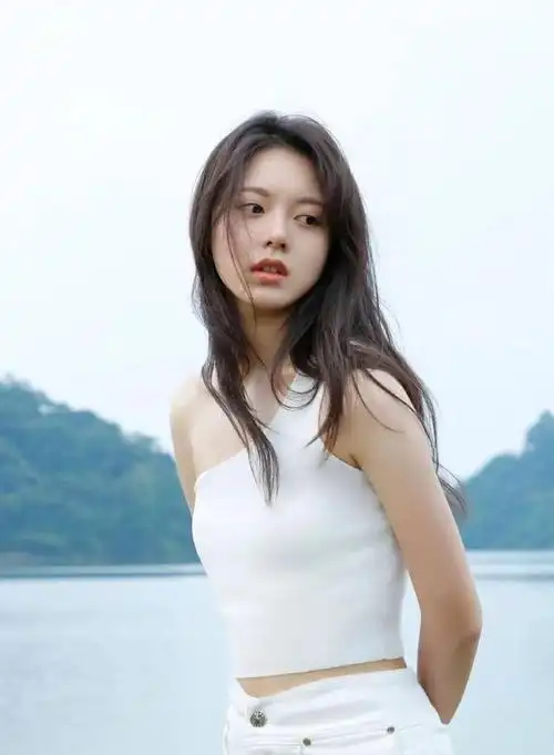 00后女星赵今麦湖畔写真半露香肩肤白貌美性感迷人