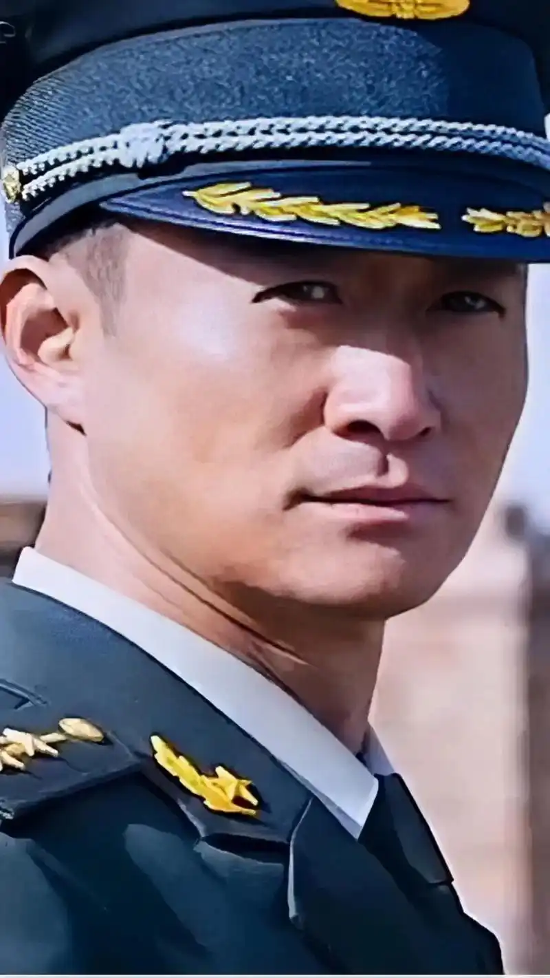 "硬汉"吴京.他在"战狼"中将特种兵硬汉的形象,络演得lin li jin zhi.