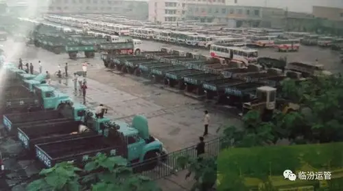 上世纪80年代,全市17个县(市,区)的汽车站,条件简陋,工作人员,旅客