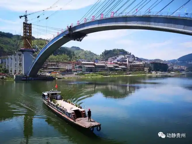 刚刚贵州又一座世界级大桥成功合龙投资12亿元在这个地方