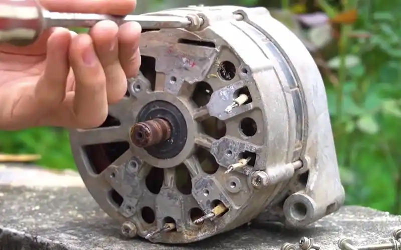 邻居把汽车发电机机30元卖我,拿回家拆修了一下,没想让他后悔了