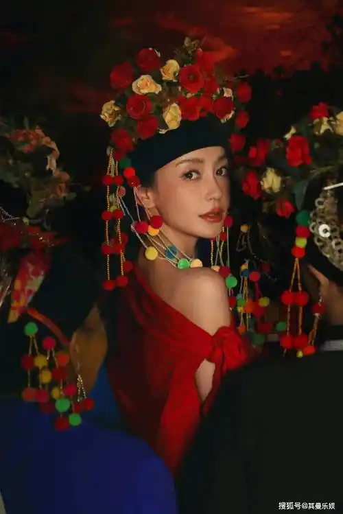 照片中,杨颖头戴草帽,身着传统服饰,宛若山间精灵,尽显原始之美.