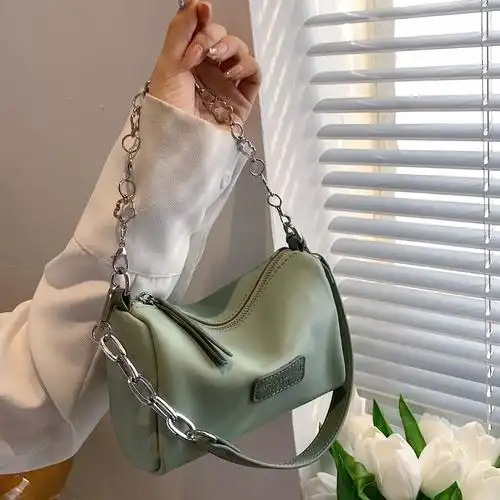 包包女2022春季新款小众设计斜跨单肩包时尚百搭圆筒流行女包批发