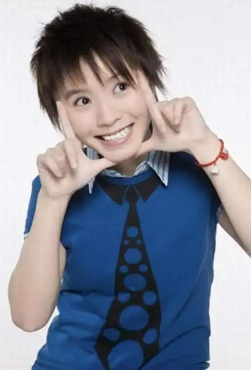 早年的黄雅莉打扮比较中性,一头短发精神干练,但随着年龄增长,她也