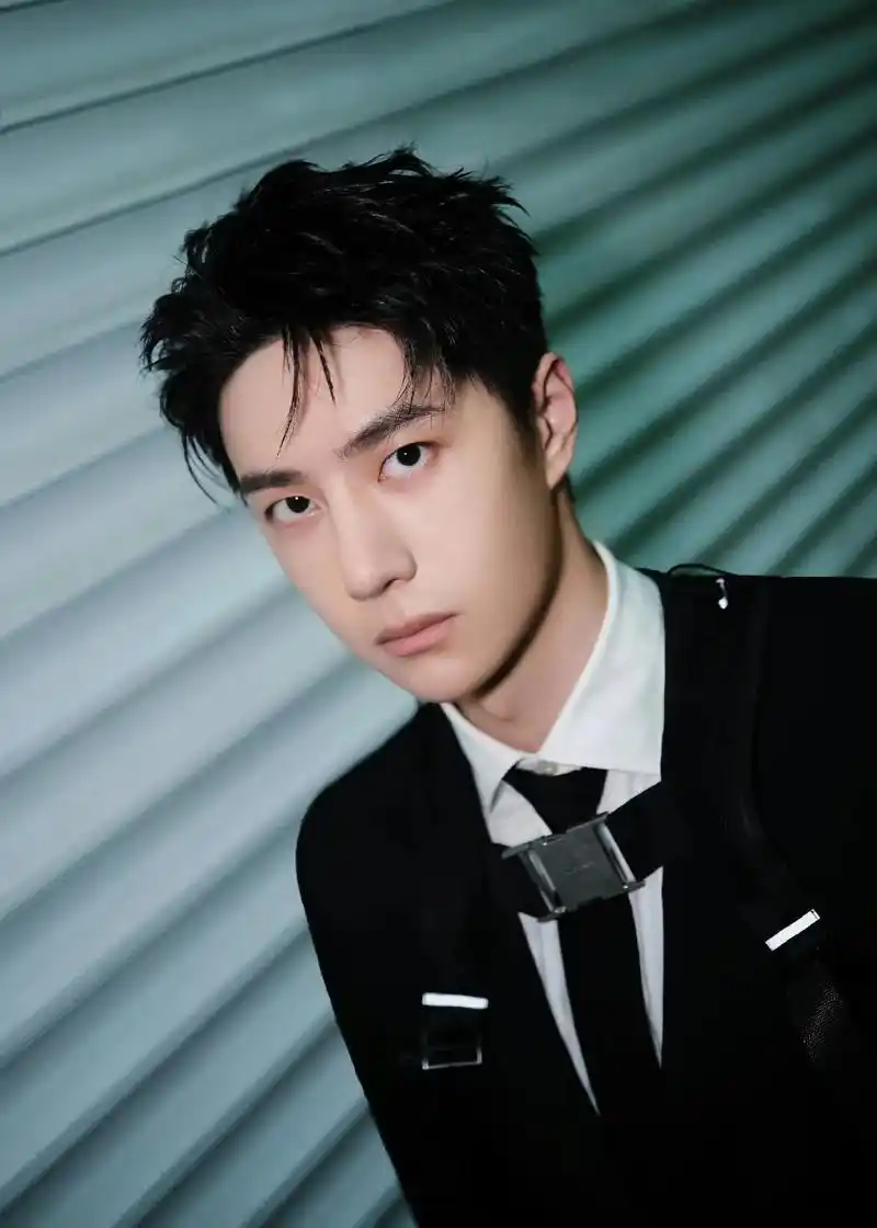 最新出炉照片,这就是街舞#王一博 王一博街舞西装背带造型@u - 抖音