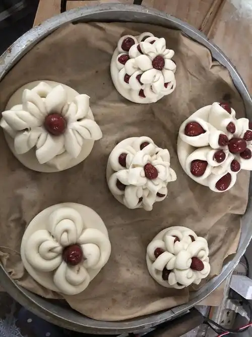 蒸花糕是春节到来前每家每户都会准备的一道重头戏