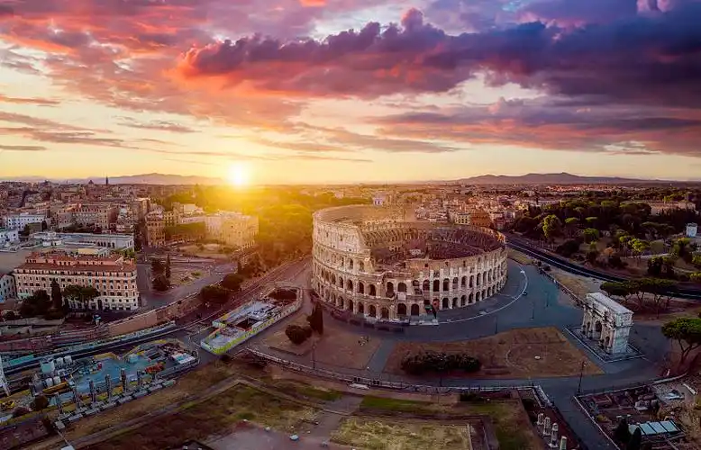 意大利古罗马斗兽场清晨日出外景