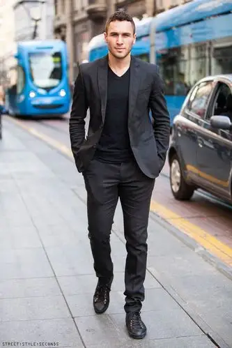 那么休闲西装 t恤这种既绅士又自然的搭配模式绝对是你的不二之选!