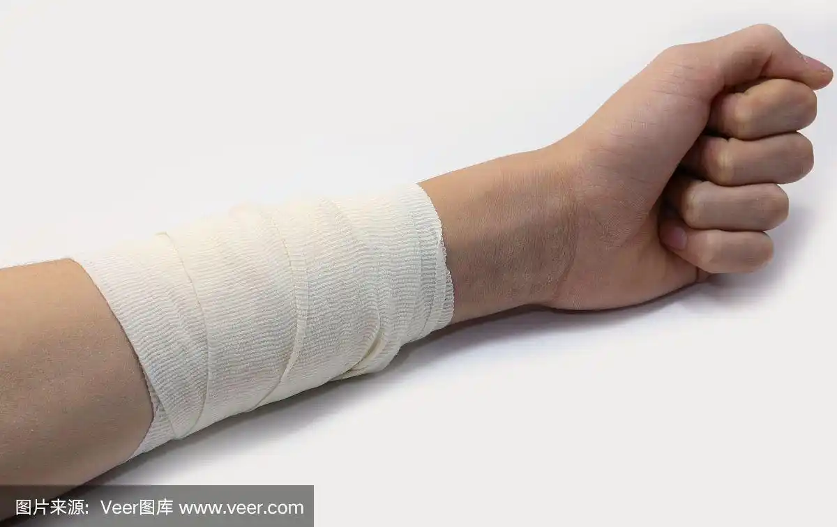 男孩严重烧伤后用绷带包扎的手臂