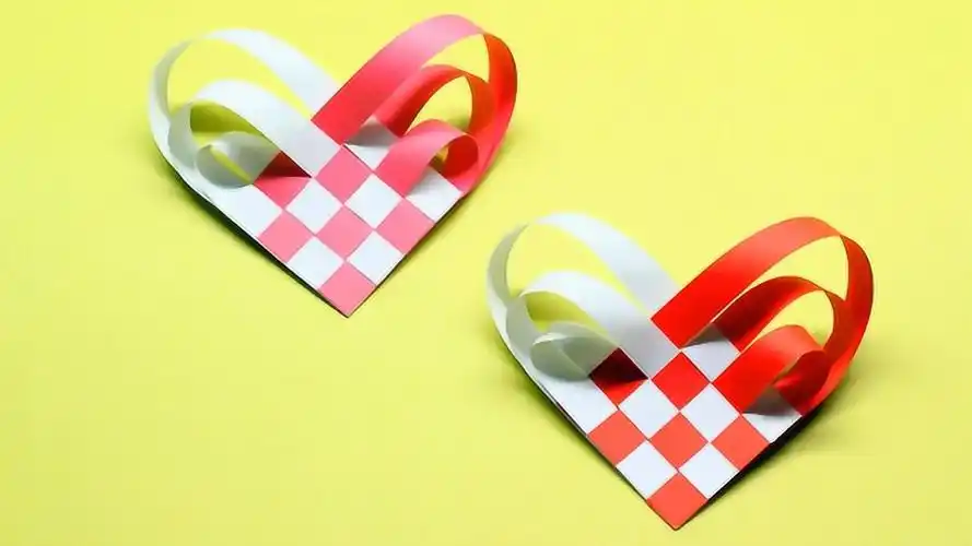 手工折纸艺术,用纸条编织一个漂亮的爱心