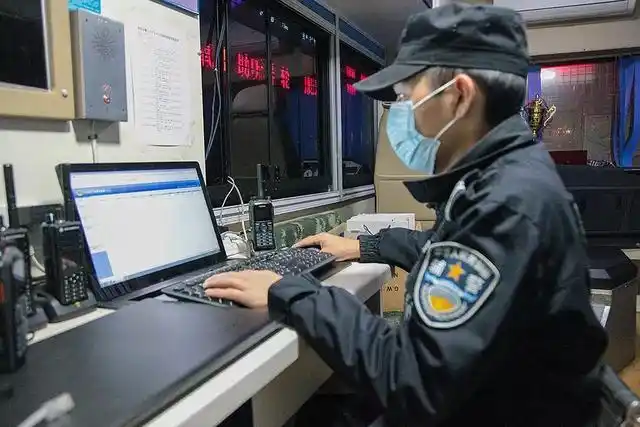 市中心医院门口的邵阳快警5号平台,邵阳市公安局大祥分局辅警正在值守