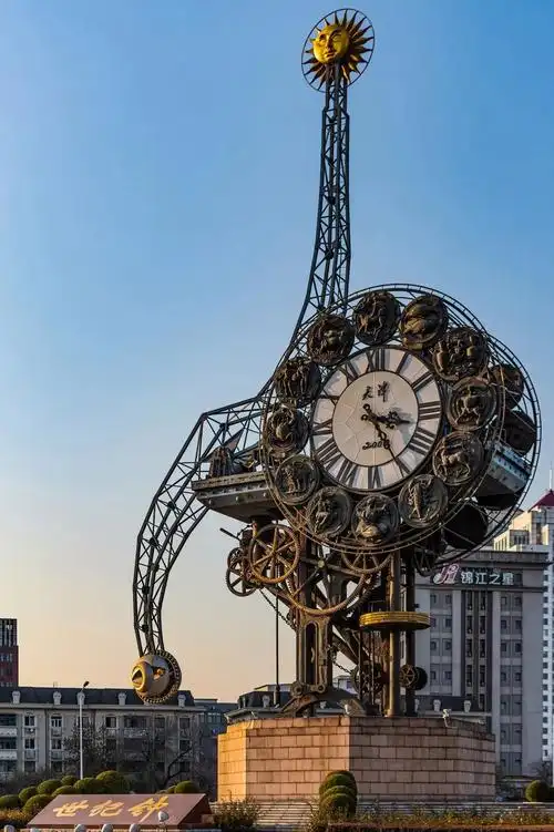 首页>创作中心>专栏正文> 在世纪钟旁边,便是著名的解放桥.