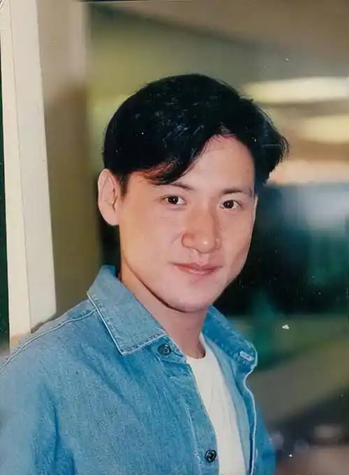 (张学友年轻时)1983年,张学友从香港崇文英文书院毕业后,在香港贸易局