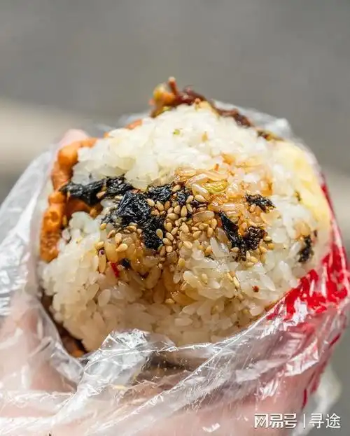 桂林九中巷子的叉烧牛腩糯米饭,学生排队吃!