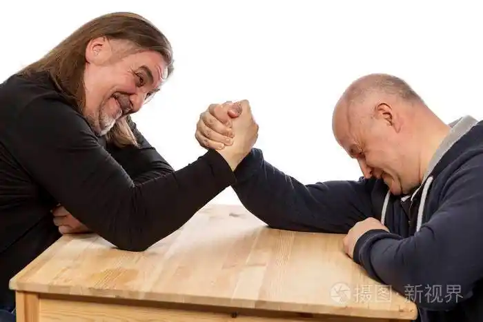 成年男子在摔跤特写孤立在白色背景上