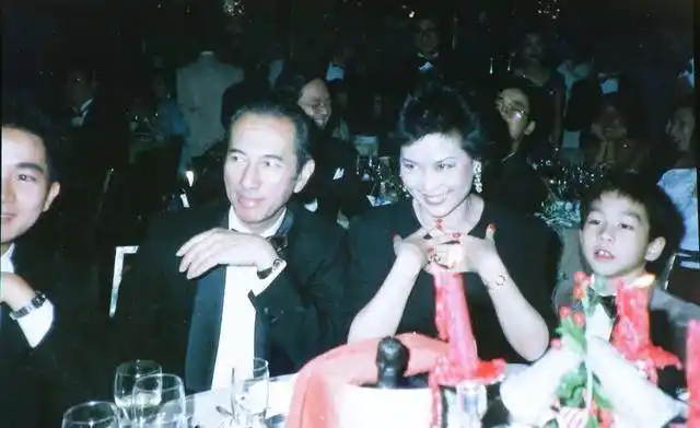 原创何鸿燊最精明太太年轻时手戴小金表涂红指甲低头浅笑撞脸邓丽君