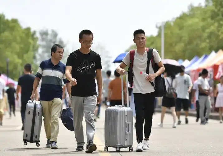 "00后"大学新生上线