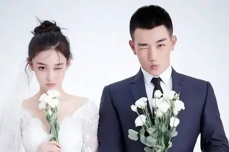 张馨予居家撸猫日常屋内装修温馨又复古老公何捷长发近照疑似转行