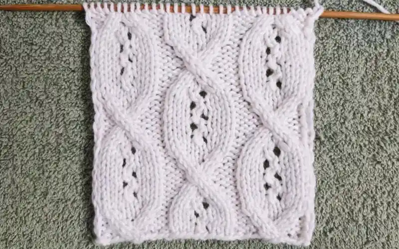 带一点镂空的扭麻花花样,织什么样的毛衣都好看,也可以织帽子