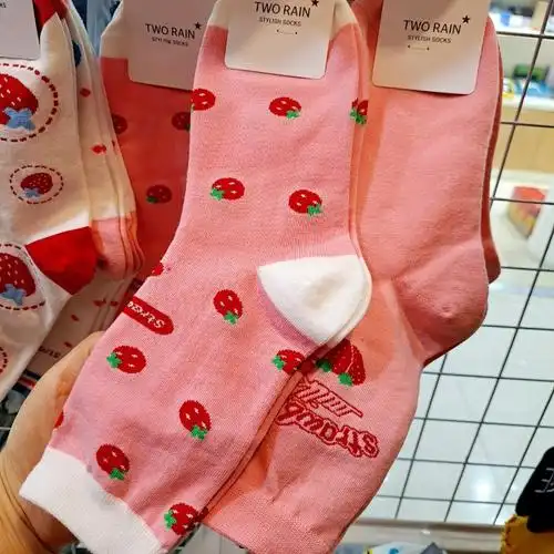 粉色袜子可爱日系21韩国东大门春季新款草莓长袜子软萌少女中筒袜