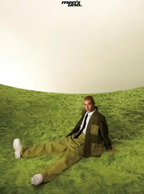 游走在绿意盎然间,春日气息扑面而来,草绿色的寸头也太抢眼了.