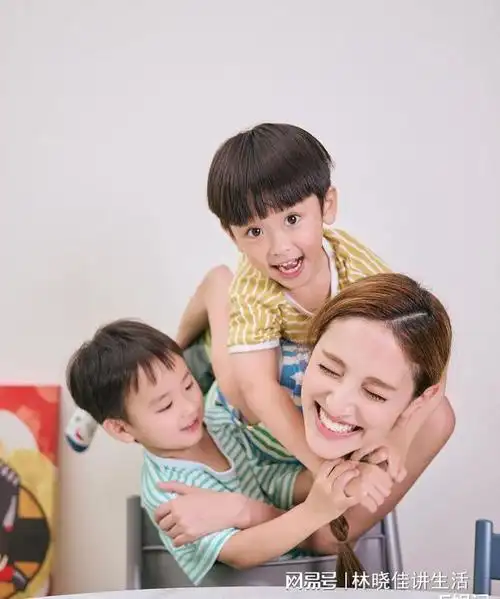 郑嘉颖陈凯琳晒与3个儿子的合影亲吻儿子脸颊和紧搂一起很温馨