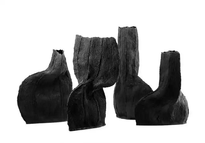 《峡谷的夜》 生漆,纤维质,硅藻土 1200x600x600 mm  2023关于艺术家