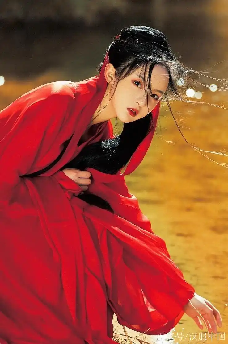 汉服写真摄影大片拍摄之《胡杨林里的红衣女子》