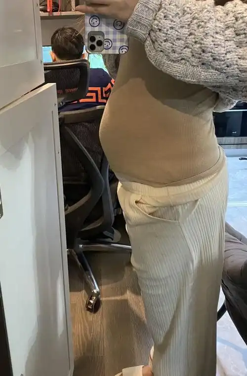 孕22周,小腹一直突出…肚子也不圆