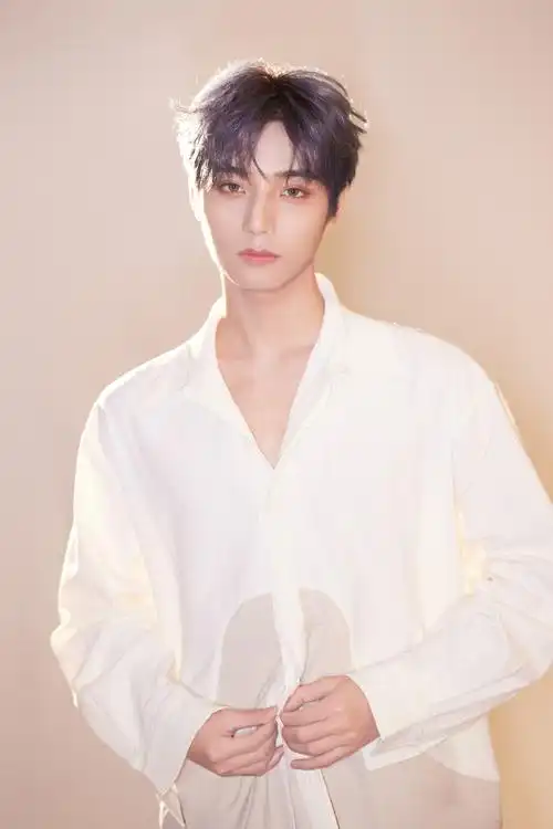 李振宁秋日随拍##李振宁秋天的第一组白衬衣