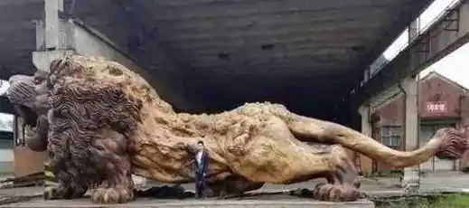 广西男子造出15米根雕雄狮,富商出价300万被拒,如今