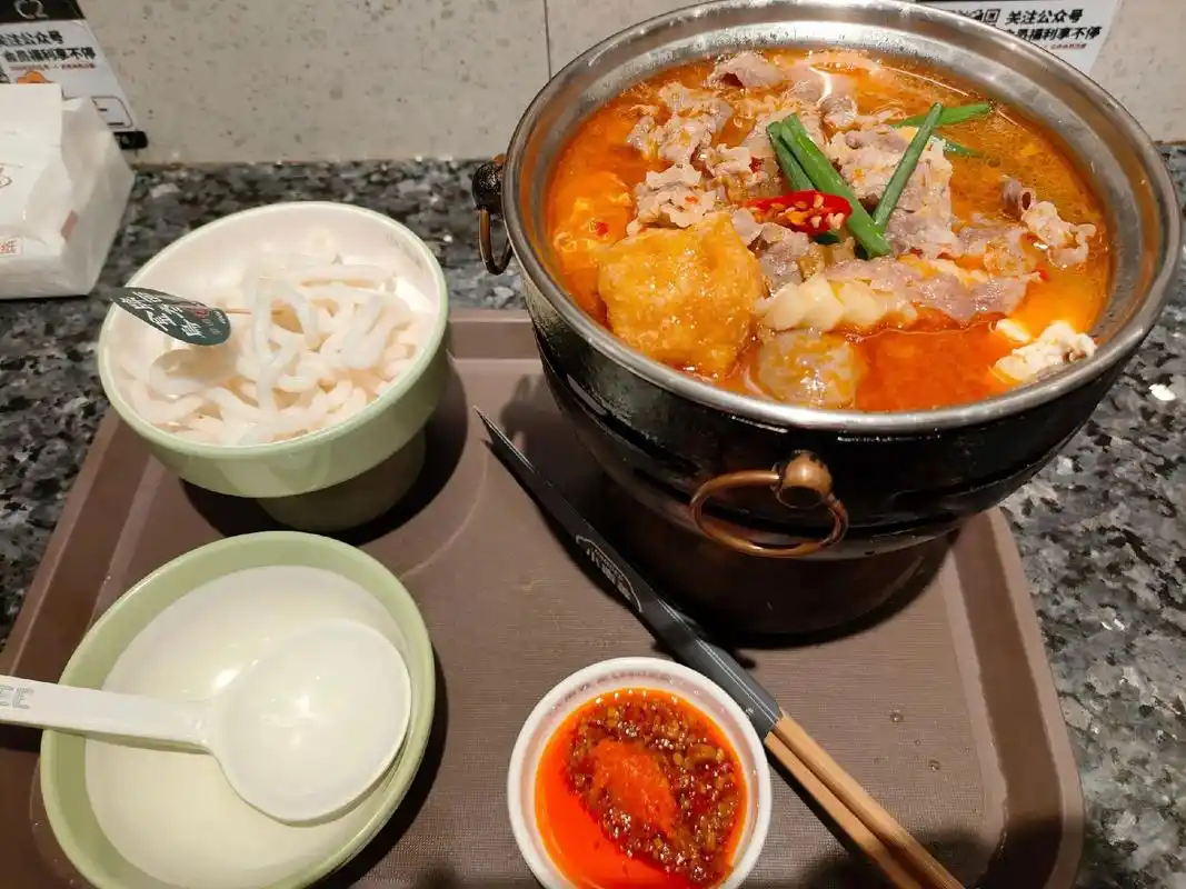 一个人也想吃火锅.p1:观音桥小南姜单人小火锅,泰式风味酸辣 - 抖音