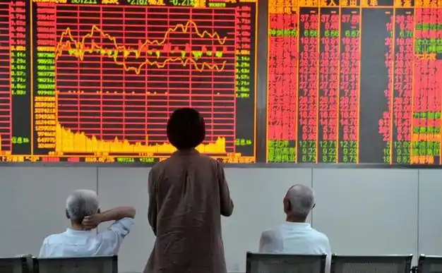 2017年5月26日,浙江金华,股民正在股票交易大厅里关注股市行情 / 视觉