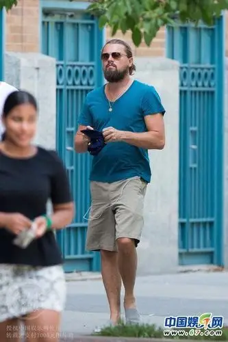 莱昂纳多发福不忘臭美自拍 蓄大胡子挺肚腩十足"怪叔叔"